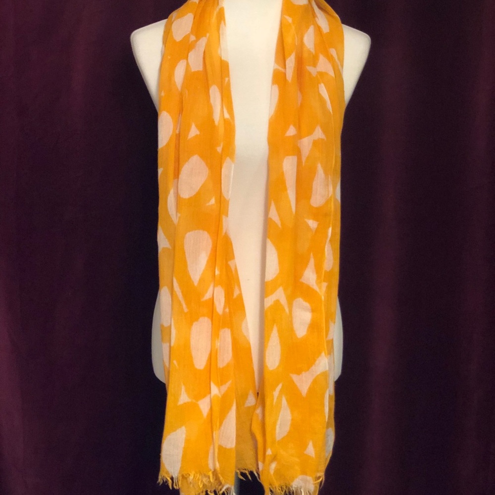 White and yellow scarf!